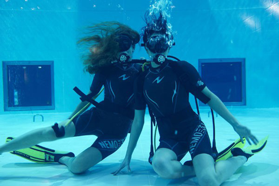 two women learning how to dive at Nemo 33