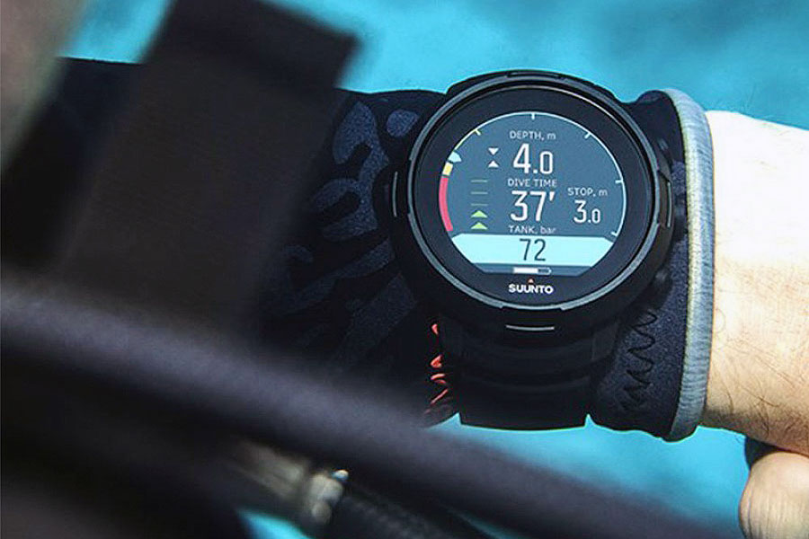 diver wearing the Suunto D5