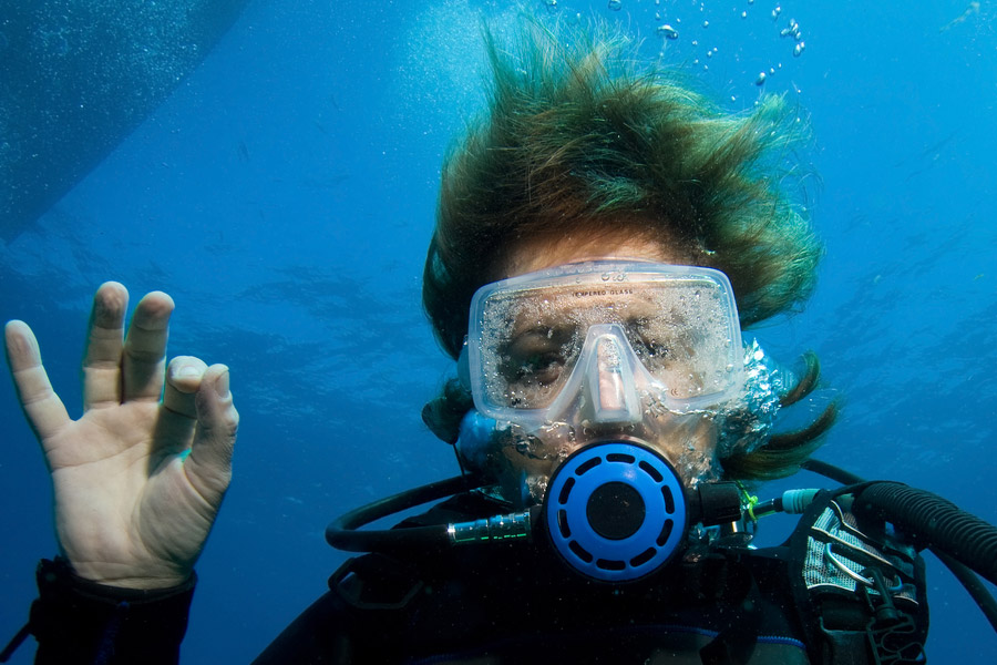 How to Clear Your Scuba Mask Underwater - Scuba.com